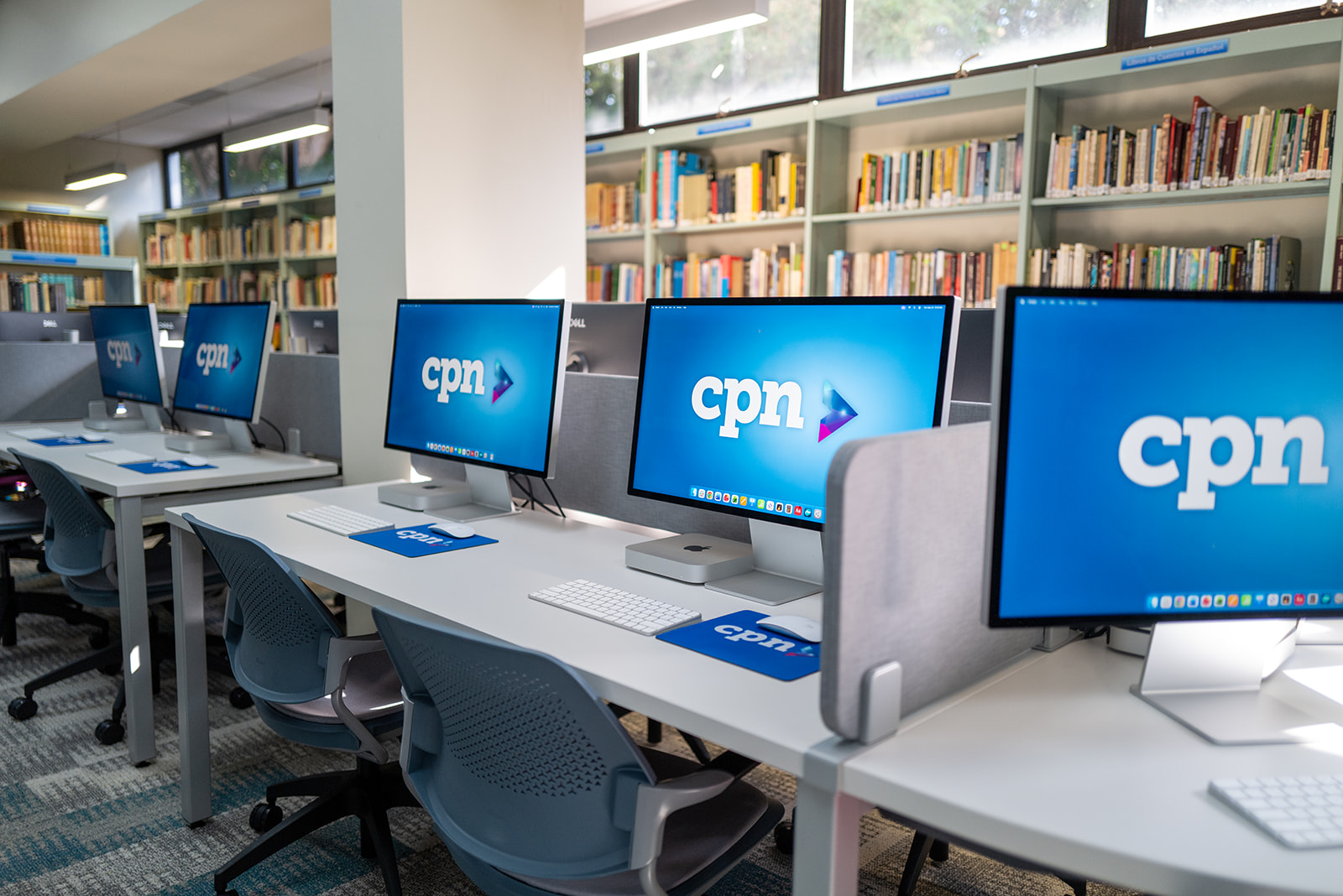 Mesas de estudio, sillas y módulos